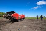 　地雷除去車両ＭＶ―１０を操作するウクライナ非常事態庁の職員ら＝４月２７日、ウクライナ北部チェルニヒウ州（共同）
