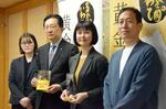 　小説「カフネ」が本屋大賞に選ばれ、岩手県の達増拓也知事（中央左）と記念写真に納まる阿部暁子さん（同右）＝９日午前、岩手県庁