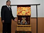 母校の鳥取城北高から新十両の落合関に贈る化粧まわしを披露した石浦校長＝８日、鳥取市西品治の鳥取城北高
