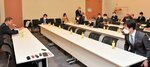 日本の安全保障政策について講演する石破氏（左）＝１日、国会内