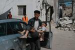 　３０日、イスラエル軍の攻撃後、負傷し病院に運ばれる少年＝パレスチナ自治区ガザ北部ガザ市（ＡＰ＝共同）