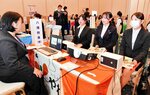 業務内容についての説明を熱心に聞く学生ら＝５日、米子市明治町の米子ワシントンホテルプラザ