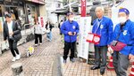 街頭募金活動に取り組む会員ら＝１日、新温泉町湯（温泉町ライオンズクラブ提供）