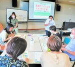 ミニワークで鳥取のＰＲの仕方についてアイデアを出し合う参加者ら
