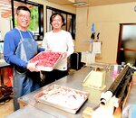 シカ肉の解体処理会社と施設を整備し、害獣の有効活用に乗り出した藤丸支部長（左）と白井社長＝２９日、豊岡市竹野町