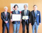 伝統芸能を守る取り組みが評価された香住三番叟実行委員会（中央）＝１２日、香美町役場