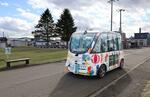 　北海道上士幌町を循環する自動運転バス＝４月