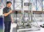 　ロケット着陸時の衝撃試験用の脚を紹介する、将来宇宙輸送システムの畑田康二郎社長＝２８日午前、横浜市鶴見区