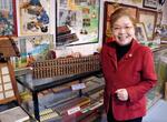　「木谷そろばん資料館」で、昔の型のそろばんを手にする木谷泰子さん＝２０２５年２月、富山県射水市