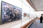 加納莞蕾の活動を紹介する展示。写真左の絵は「風陵渡高地占領」
