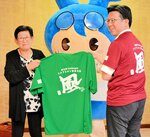 植村事務局長（左）から贈られたＴシャツを着用する伊木市長