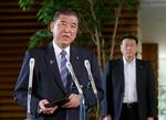 　江藤拓農相の更迭に関し、記者団の取材に応じる石破首相＝２１日午前、首相官邸
