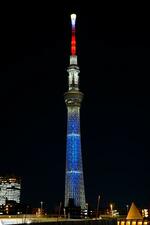 　米大リーグカラーにライトアップされた東京スカイツリー＝７日夜、東京都墨田区