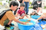 スーパーボールすくいを楽しむ子どもたち