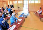 昔話の朗読に耳を傾ける参加者