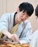 　将棋の第１０期叡王戦５番勝負第４局で伊藤匠叡王を破った斎藤慎太郎八段＝２６日夜、千葉県浦安市