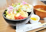 新たな素材に大和イカを使った日替わりランチメニューの「いか天丼」＝９日、新温泉町栃谷の道の駅山陰海岸ジオパーク浜坂の郷