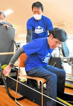 石丸課長の指導でトレーニングに励む安野選手（手前）＝米子市上後藤３丁目