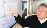 １９０５年４月に発行された海図に記載された竹島を指さす舩杉教授＝１日、松江市の島根県竹島資料室