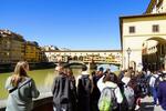 　観光客でにぎわうベッキオ橋周辺＝３月、イタリア・フィレンツェ（共同）
