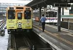 　佐世保駅に停車する松浦鉄道の車両＝６月、長崎県佐世保市