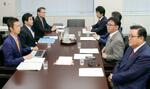 　年金制度改革法案の修正に向け開かれた自民、公明、立憲民主の３党による協議＝２６日午後、国会