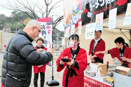 来場者にこだわりの牛骨ラーメンを提供する地元店＝１７日、米子コンベンションセンター特設会場