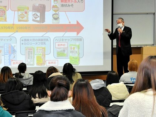 おから利用メニューコンテストに先立って兼子会長自ら教壇に立った特別講義＝５日、鳥取県倉吉市福庭の鳥取短大