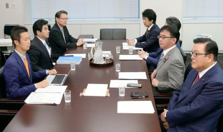 　年金制度改革法案の修正に向け開かれた自民、公明、立憲民主の３党による協議＝２６日午後、国会