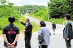 施設解体が始まった養豚場の様子を視察する日南町議や地域住民ら＝１２日、日南町佐木谷