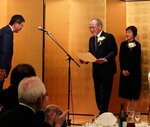 功績をたたえられる中島前学長夫妻（右）