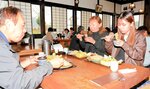 香り高い新そばに舌鼓を打つ来店者ら＝１７日、新温泉町春来の「そば処春来てっぺん」本店