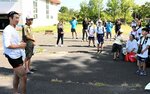 自身の体験を交えながらローイングの魅力を伝える古田選手（左）＝１１日、米子市西町の米子艇庫