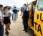 運転手（右）の話を聞きながらＵＤタクシーを見学する児童ら＝９日、鳥取市宮長の美保南小