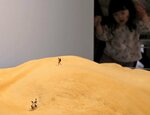 鳥取砂丘をモチーフにした「ベッドに砂丘」＝１１日、米子市美術館