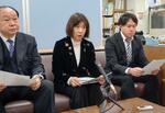 　斎藤元彦兵庫県知事の辞職を求める声明を発表する共産党県議団の庄本悦子団長（中央）＝２４日午後、県庁