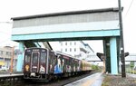 老朽化が進む駅構内の渡線橋。計画では、撤去後に南側駐車場から直接出入りできる通路が整備される＝琴浦町徳万