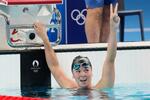 　パリ五輪競泳女子２００メートル個人メドレーを泳ぎ終えたパレスチナのバレリーローズ・タラジ＝２日、ナンテール（ＡＰ＝共同）