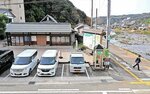 町が売却を検討している「たまわりの湯」周辺。旧岩湯別館跡地は既に解体工事を終えて更地になっている（写真右）＝６日、三朝町三朝