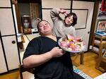 　中高時代を過ごした「かにや旅館」を訪れた大相撲の大関大の里（手前）と寮母の田海恵津子さん＝１月、新潟県糸魚川市（海洋高相撲部の田海哲也総監督提供）