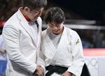 　女子５７キロ級３位決定戦を制し、感極まる舟久保遥香（右）＝パリ（共同）