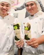 倉吉北高の生徒が開発した「まるごとっとりパフェ」＝２０日、倉吉市上井町１丁目のホテルセントパレス倉吉