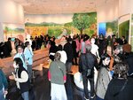 開園初日から大勢の来園者でにぎわう展示施設＝３月２４日、鳥取市青谷町吉川の青谷かみじち史跡公園