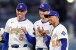 　昨季のワールドシリーズ制覇を記念した優勝リングの贈呈セレモニーで笑顔のドジャース・大谷。左はフリーマン、右はベッツ＝ロサンゼルス（ＡＰ＝共同）