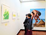 来場者の目を引く作品が並ぶ会場