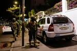 　エクアドル警察が突入したメキシコ大使館の周辺で警戒に当たる治安当局者ら＝５日、キト（ロイター＝共同）