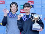 女子で優勝した林かりん（右）と３位の河上史佳＝佐賀県多久市の九州クライミングベースＳＡＧＡ