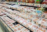 飼料高騰や品不足などにより、多くの商品が値上がりしている精肉コーナー＝２８日、鳥取市内のスーパー