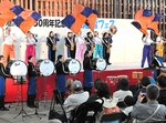 演奏と旗を使ったパフォーマンスで会場を盛り上げる鳥取商業高の生徒ら＝３１日、鳥取市港町の鳥取港