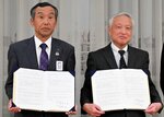 包括連携協定書に署名した（左から）栗原会長と松軒会長＝２８日、鳥取市永楽温泉町のホテルモナーク鳥取